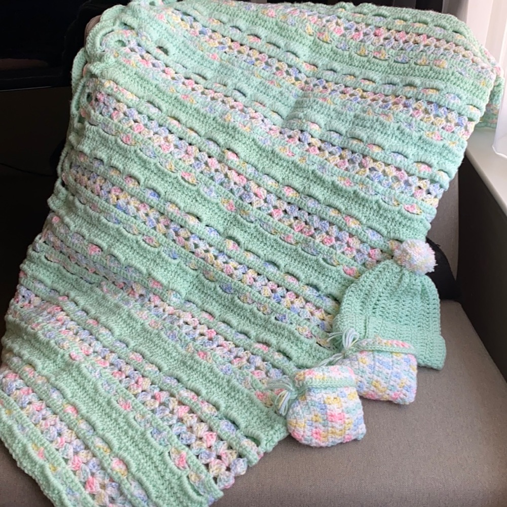BRAND NEW crochet gender neutral newborn gift set